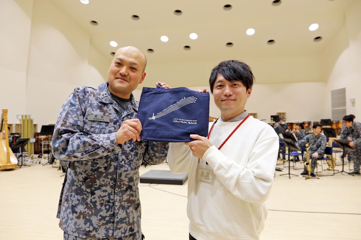 JASDF_Cen_Band's tweet image. #航空自衛隊 70周年記念演奏会で演奏する
「大空へ」〜交響組曲「竜と少年」より
の作曲者 #篠塚祐伴 さんと
オンコード・ミュージック代表の
#島田和音 さんが #航空中央音楽隊 に来隊しました！

作曲者からの制作秘話をお聞きし、
より良い演奏に仕上がりました✨