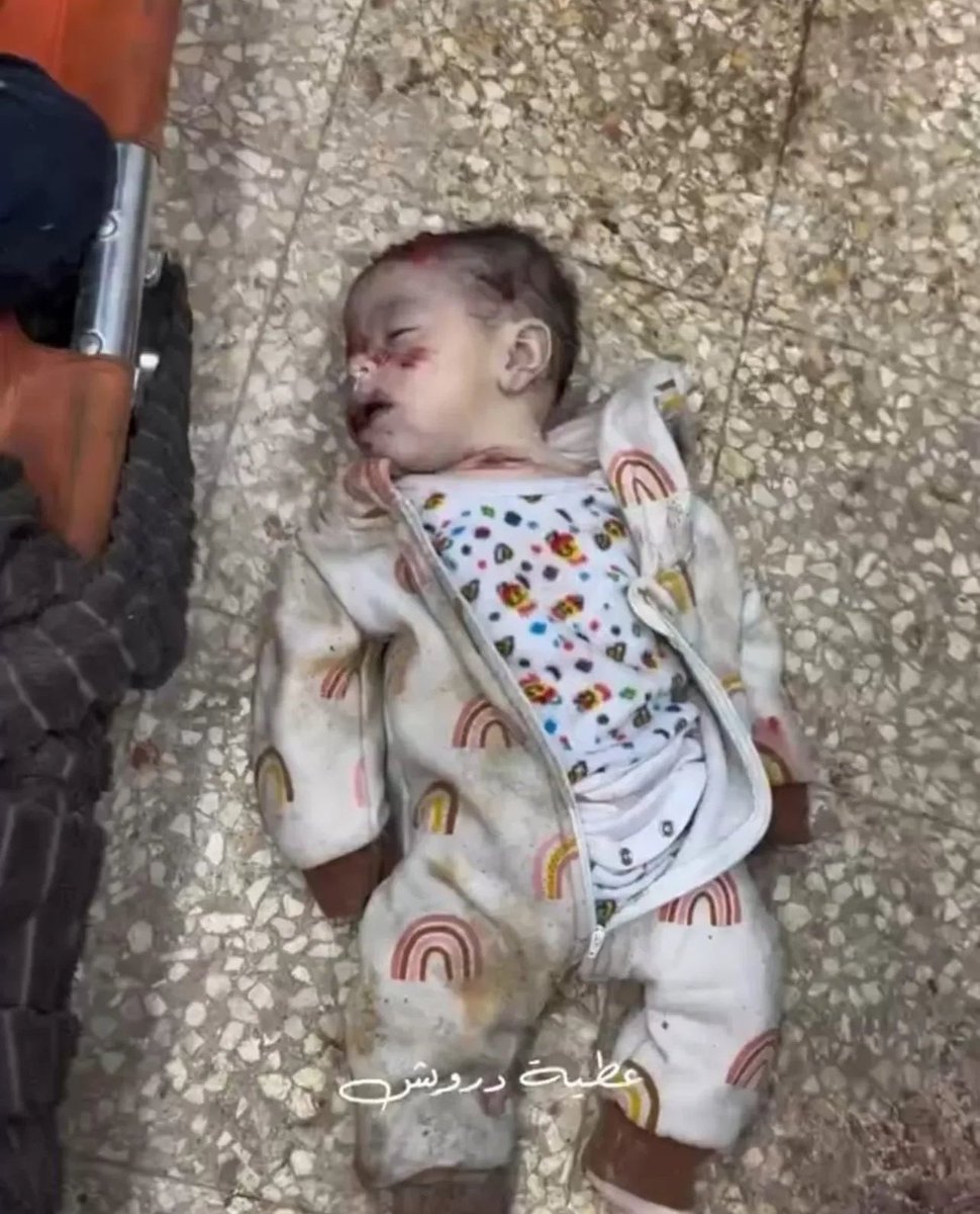 AllahSeniKorur's tweet photo. Yine Gazze'de annelerin ninnilerle uyuttukları, uyanır diye öpmeye, koklamaya ve dokunmaya kıyamadıkları minik yavruları uykularında şehit edildiler.
Gazze'de ana kucağındaki bebekler, çocuklar acımasızca şehit edilirken dönmeye devam eden, sessiz kalan, yalan dünya #GazaGenocide https://t.co/MHvDyB6wz5