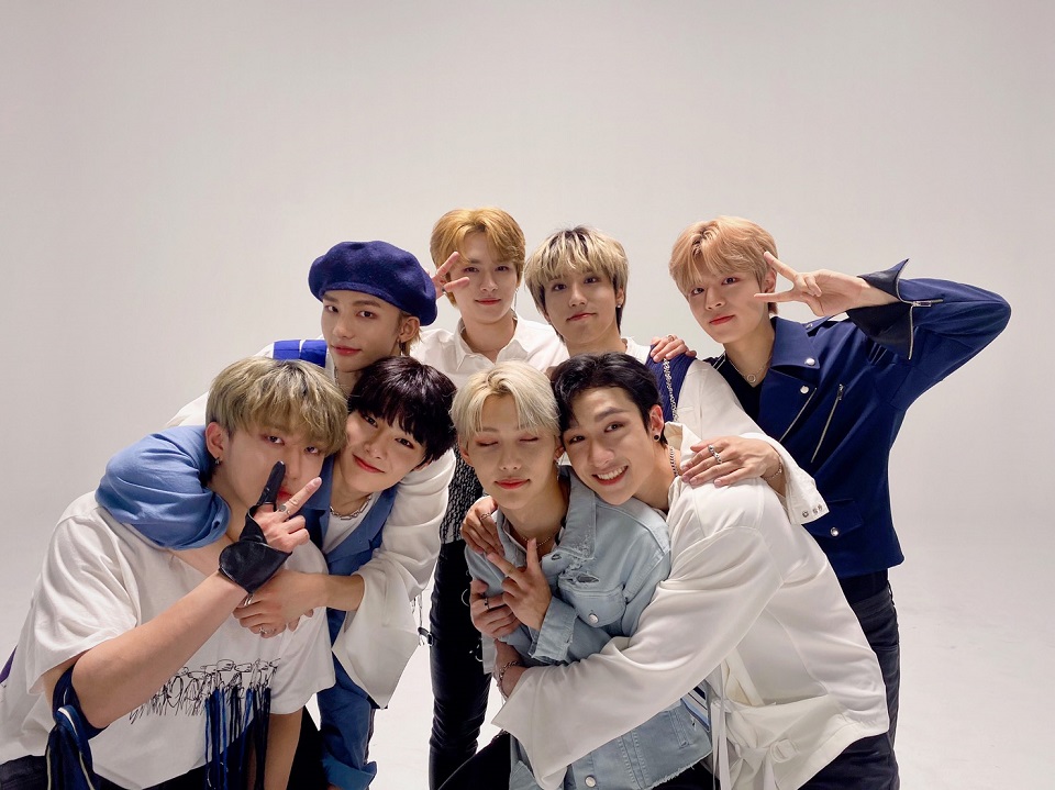 oricon's tweet photo. ㊗Stray Kids、本日で日本デビュー5周年🎉
記念日を迎えファンへメッセージ

🎥動画メッセージ＆メンバーコメント全文
「もっと幸せになりましょう！愛してます!!」
https://t.co/KCZOCvWGf6

#スキズ日本デビュー5周年 #スキズ @Stray_Kids_JP https://t.co/nzUr4Gd3Ip