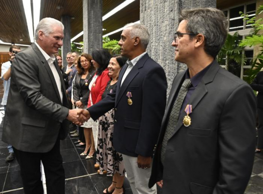 Bilgi bir çözüm olduğunda 

Parti Merkez Komitesi Birinci Sekreteri ve Cumhurbaşkanı Miguel Díaz-Canel Bermúdez'in yönettiği törenle, bu perşembe öğleden sonra yirmi sekiz seçkin bilim insanına Carlos J. Finlay Nişanı verildi.

Nişan, Sağlık Bakanlığı'na bağlı araştırmacılara