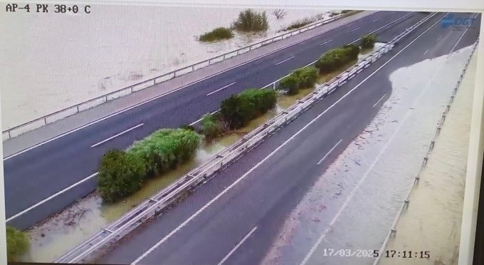 Lo de la AP4 es algo puntual. El agua se terminará yendo... Pero lo de los boquetes que tiene la A-471, en los cabe un tractor, ahí se quedan (si no van a más).
Hace mucho tiempo que en este país la única inversión en carreteras es para hacer carteles de "Firme en mal estado".