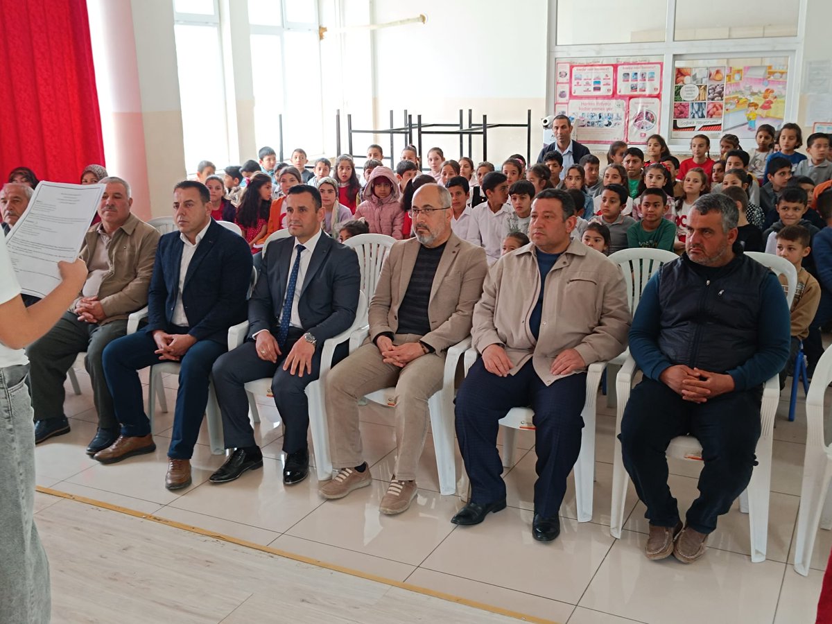 Oguzeli_mem's tweet photo. İlçe Milli Eğitim Müdürümüz Mustafa BOZGEYİK, Şube Müdürlerimiz Bünyamin BOZKURT ve Ercan POLAT Yakacık İlkokulunda 18 Mart Çanakkale Zaferi ve Şehitlerimizi Anma Programına katıldılar.

📍Yakacık İlkokulu
@Gaziantep_MEM
@MustafaBozgyk27
@bunbozkurt
@Ercanpolat002 https://t.co/7cE639vTBq