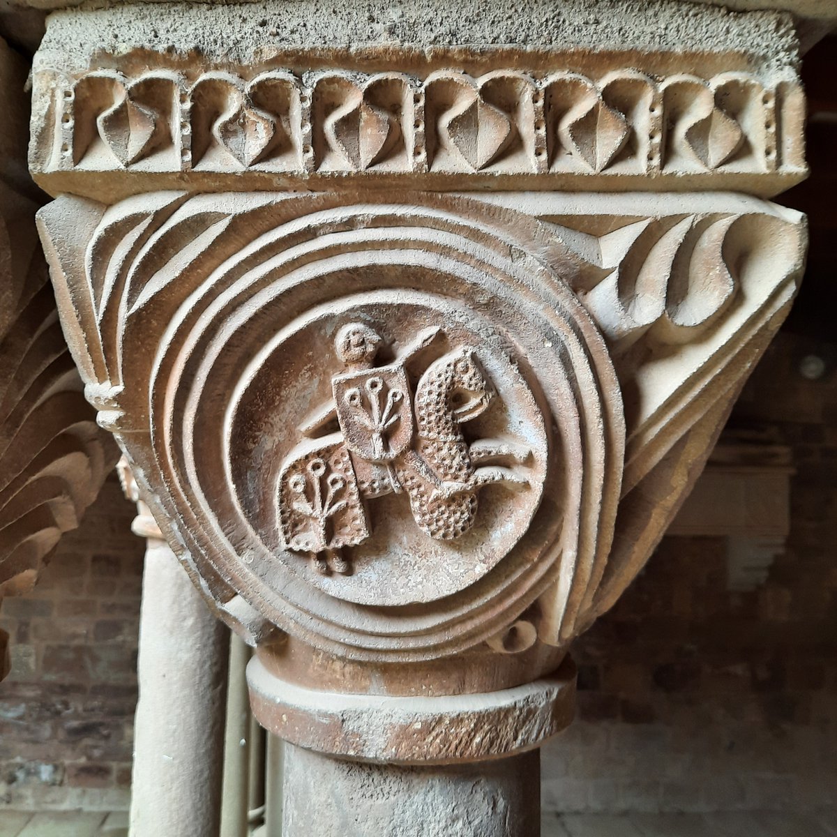 Cases d'Oliba | Noms propis
Carles de Cardona (s. XVI) va ser l'últim abat del monestir de Santa Maria de l'Estany. Com a figura clau, va impulsar la dessecació de l'estany que dona nom al poble. Es presenta en un capitell del claustre.
👉 Info i entrades
casesdoliba.cat