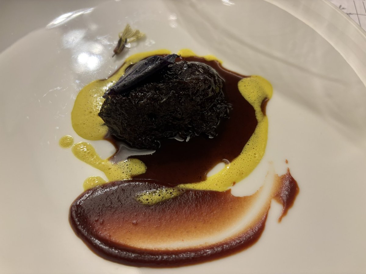 Cuatro de los mejores platos de la cena del <a href="/ForumGastroGi/">Fòrum Gastronòmic Girona</a> en <a href="/EsperitRoca/">EsperitRoca</a> a cargo de los estrellas de Gerona. Sepia de L’Aliança d’Anglés, guisantes del Maresme de <a href="/ElsTinars/">Restaurant Tinars</a>, lubina de <a href="/Miramar_P_Perez/">Paco Pérez Miramar</a> y liebre de Fonda Xesc.