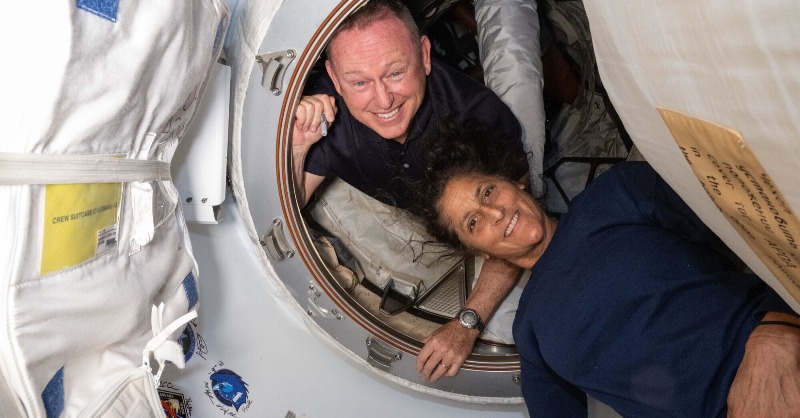 MashableTR's tweet photo. 👩‍🚀 Mahsur kalan astronotlar ne zaman dönüyor? (Dönüşü nasıl izleyebilirsiniz?)

👨‍🚀 NASA astronotları Butch Wilmore ve Suni Williams, dünya çapında "uzayda mahsur kalan astronotlar" olarak tanınıyor.

🌠 Peki ya astronotlar ne zaman dönecek? Canlı yayını nasıl izleyebilirsiniz?