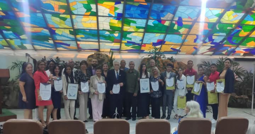 Santiago de Cuba'da Bilim Günü etkinliği
"Küba Bilimi, Yaşam İçin Yenilikler" sloganıyla bu Cuma günü Santiago de Cuba'da Antonio Maceo Devrim Meydanı'ndaki Salón de los Vitrales'te İl Bilim Günü Etkinliği düzenlendi.

Toplantıya bölgedeki PCC Birinci Sekreteri olan MSc.