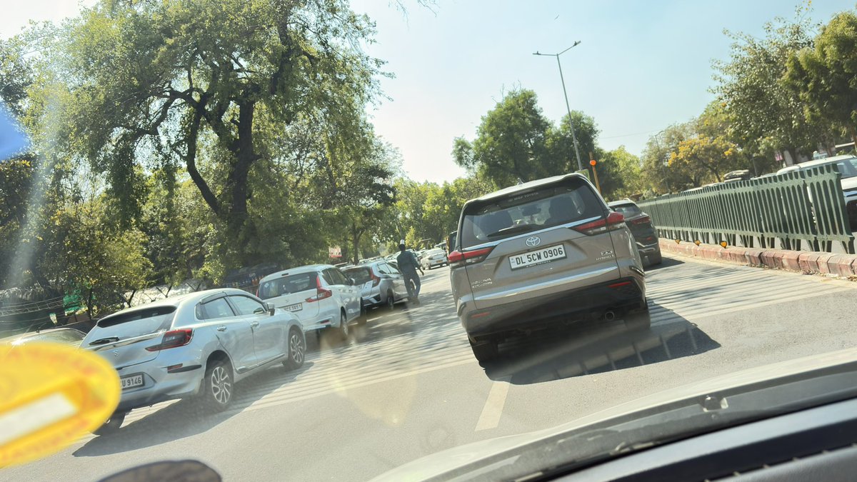 ChampISO's tweet image. why car parking on roads ? blockage at PatialA court road - disgusting - where are judges blind eye