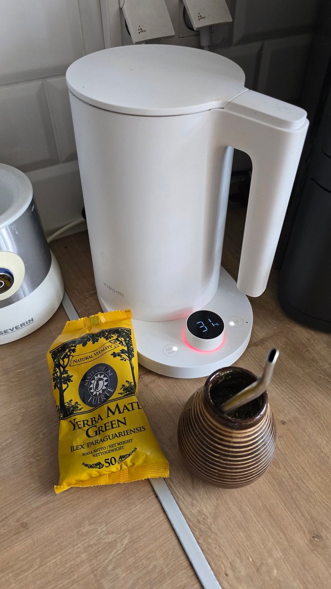 manchatz's tweet image. Wife: what you need a electric kettle with temperature regulation for?
For Yerba Mate of course! Set 75°C to make pure energy.