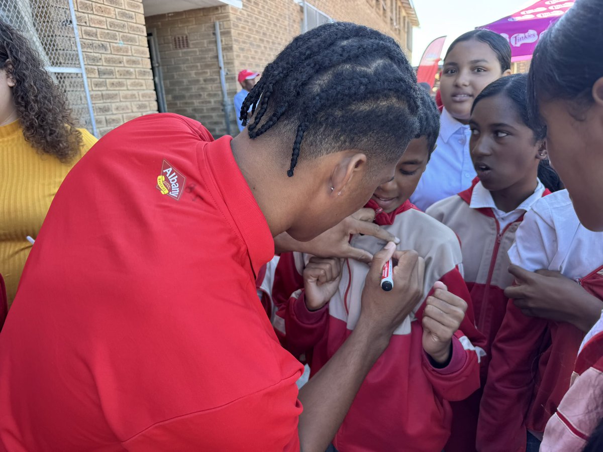 Making a Difference with Albany Backers&amp; <a href="/CapeTownSpursFC/">Cape Town Spurs FC</a> !

This morning, on World Breakfast Day, I had the privilege of joining Albany Bakers and Cape Town Spurs at Beacon View Primary in Mitchells Plain for their incredible new initiative – Collect a Pack!