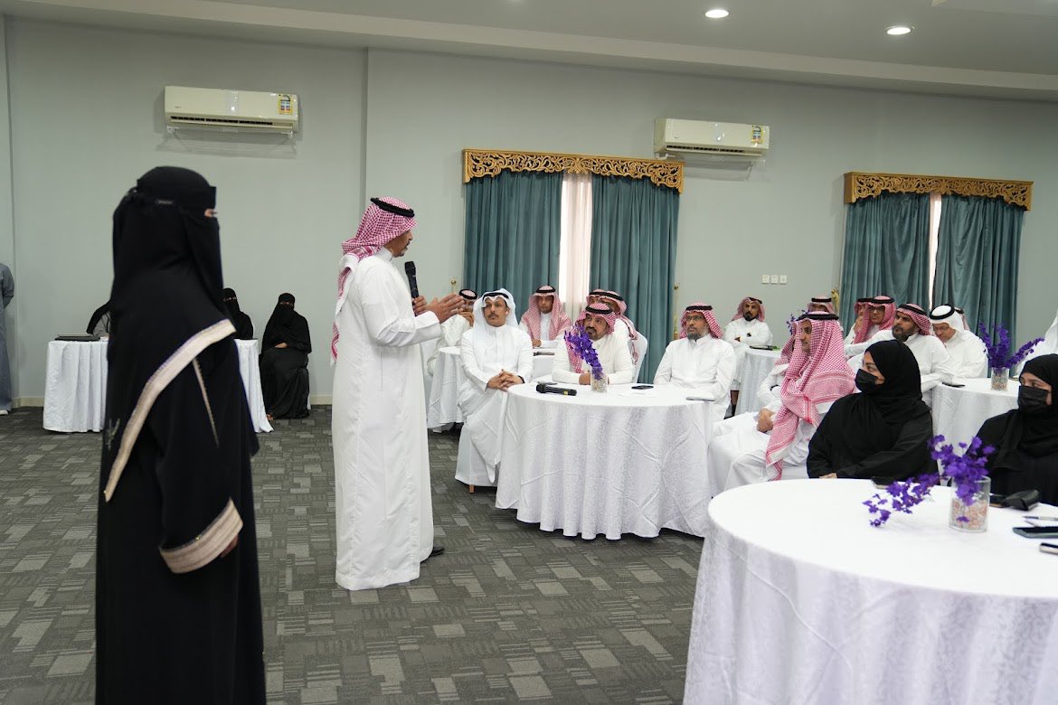 وكيل #وزارة_التعليم للتعليم العام يشارك مديري ومديرات مدارس #تعليم_جدة لقاءات وجلسات التركيز المستدامة بمقر بيت الطالب، التي تهدف إلى تحسين الممارسات التدريسية ورفع نواتج التعلم، إلى جانب تعزيز القيم التربوية في البيئة التعليمية.