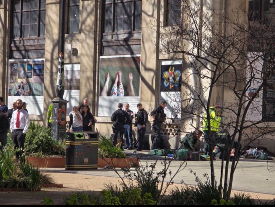 PhoenixCNE_News's tweet image. #BREAKING 🇬🇧A van crashed into multiple people on The Strand in London near the entrance to King’s College London. Photos from the scene show paramedics treating at least one person on the ground.

The incident is not believed to be terror related, said the Police.

#KCL #London…