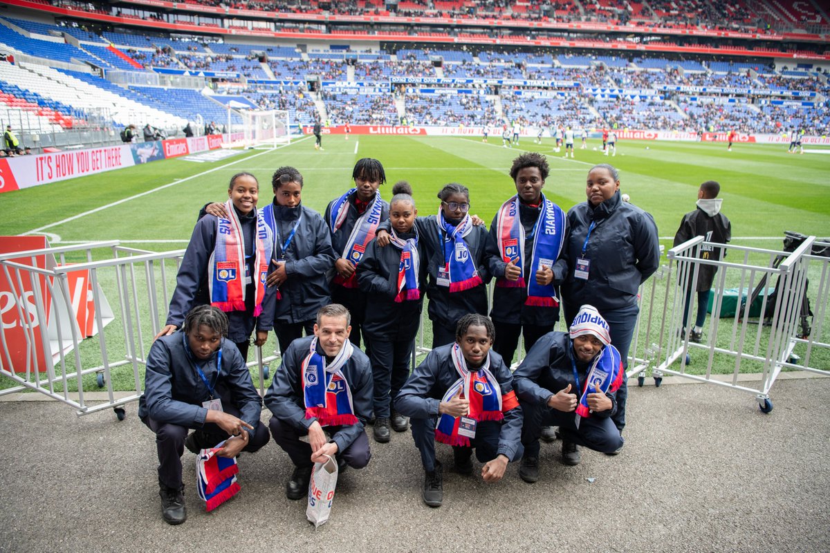 À l'occasion de la rencontre #OLHAC, la Fondation OL s’est associée à la Fondation Paul Bocuse afin de permettre à un groupe de jeunes de l'EPIDE Lyon-Meyzieu d'assister à l'échauffement des joueurs en bord de pelouse ! 🏟️🤝🏻

Un moment riche en émotions ! ✨

#JouonsLaCollectif