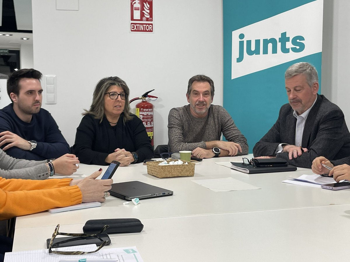 🔛 Ens reunim per posar en marxa les següents accions del Pla de Treball💪

💡Planifiquem trobades amb les associacions de veïns de la ciutat i debatem temes d’actualitat municipal, amb els regidors, com la Copa de la Reina d’handbol 🚀 

#JuntsxGranollers #Granollers