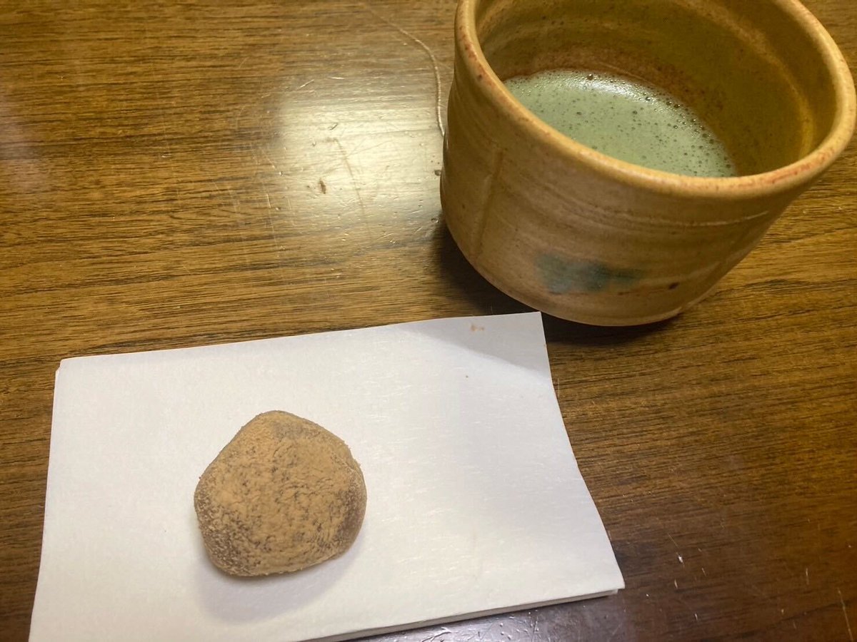 ns_sado's tweet photo. #茶道同好会 運営のよつばです！🍀

写真に写ってるお菓子は何だと思いますか？👀
こちら中にあんこの入った「わらび餅」なんです！

なめらかなこしあんを柔らかなわらび餅で包み、その上にきなこがふりかけてあります！
口の中でとろけてとっても美味しかったです...！🤤
#N高 #S高 #茶道 #和菓子 https://t.co/2BpFy4T8GU