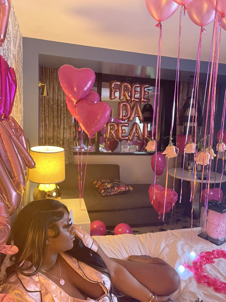 __Adrianaaaaa's tweet image. I don’t care who don’t show up for my birthday I know my man will 😍 from the pound to the town #freedareal 🫶🏾