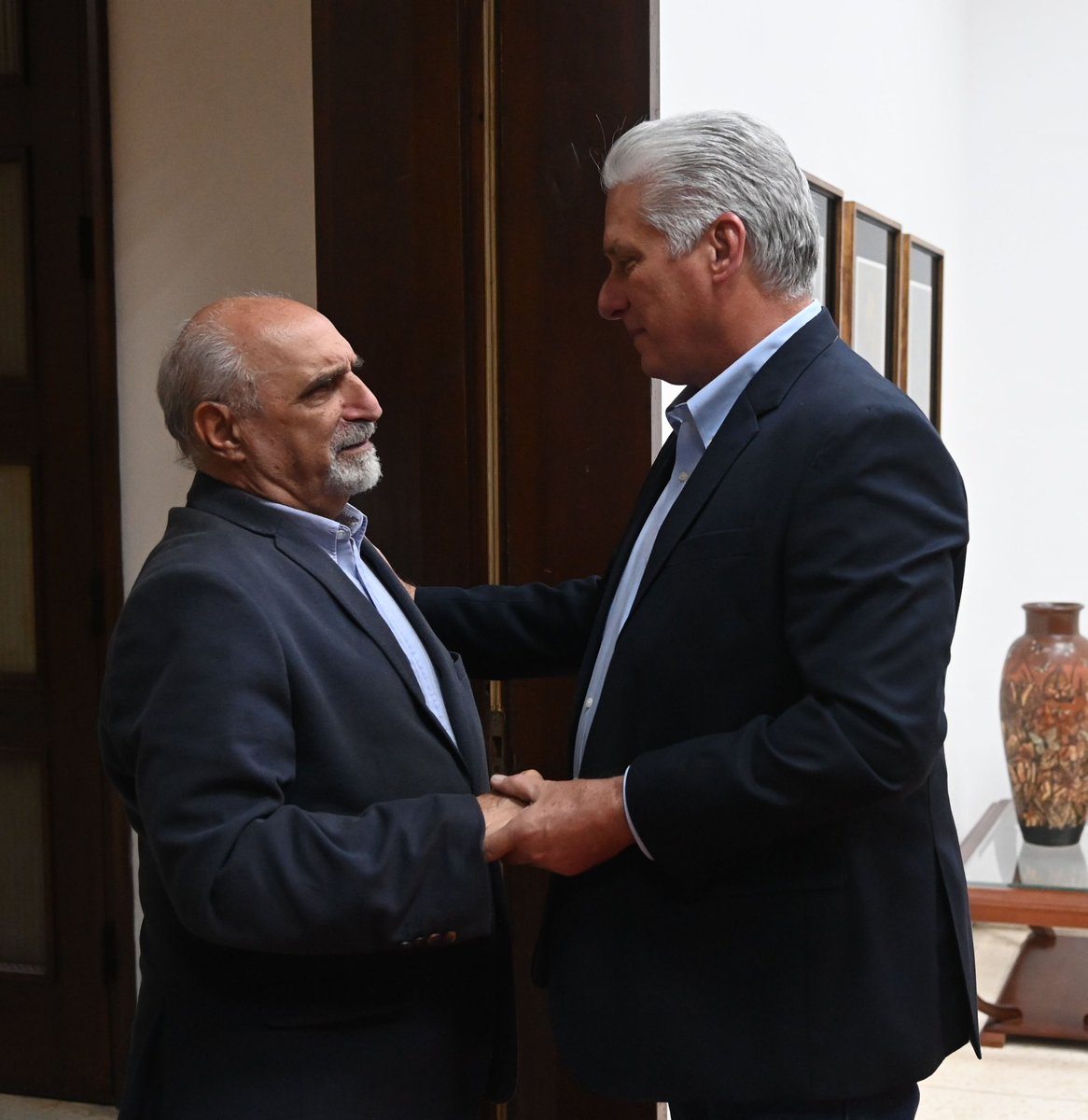 Tuvimos el honor de compartir en #LaHabana un grato momento con el Primer Secretario del <a href="/PartidoPCC/">Partido Comunista de Cuba</a> y Presidente de #Cuba, <a href="/DiazCanelB/">Miguel Díaz-Canel Bermúdez</a>. Reafirmamos los lazos de hermandad de nuestros partidos y pueblos. <a href="/pcaarg/">Partido Comunista de la Argentina - Cuenta Oficial</a>