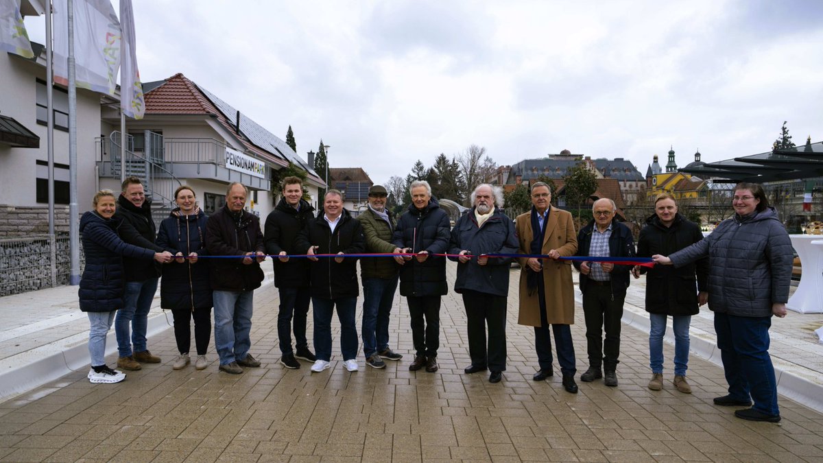 Neue Pflasterung, barrierefreie Gestaltung &amp; bessere Infrastruktur: Nach umfassender Modernisierung ist die Zufahrt zum „Reservierten Parken“ am #EuropaPark pünktlich zur Jubiläumssaison fertig! Neben neuen Leitungen im Bereich Trink- und Abwasser, wurde auch Glasfaser verlegt.
