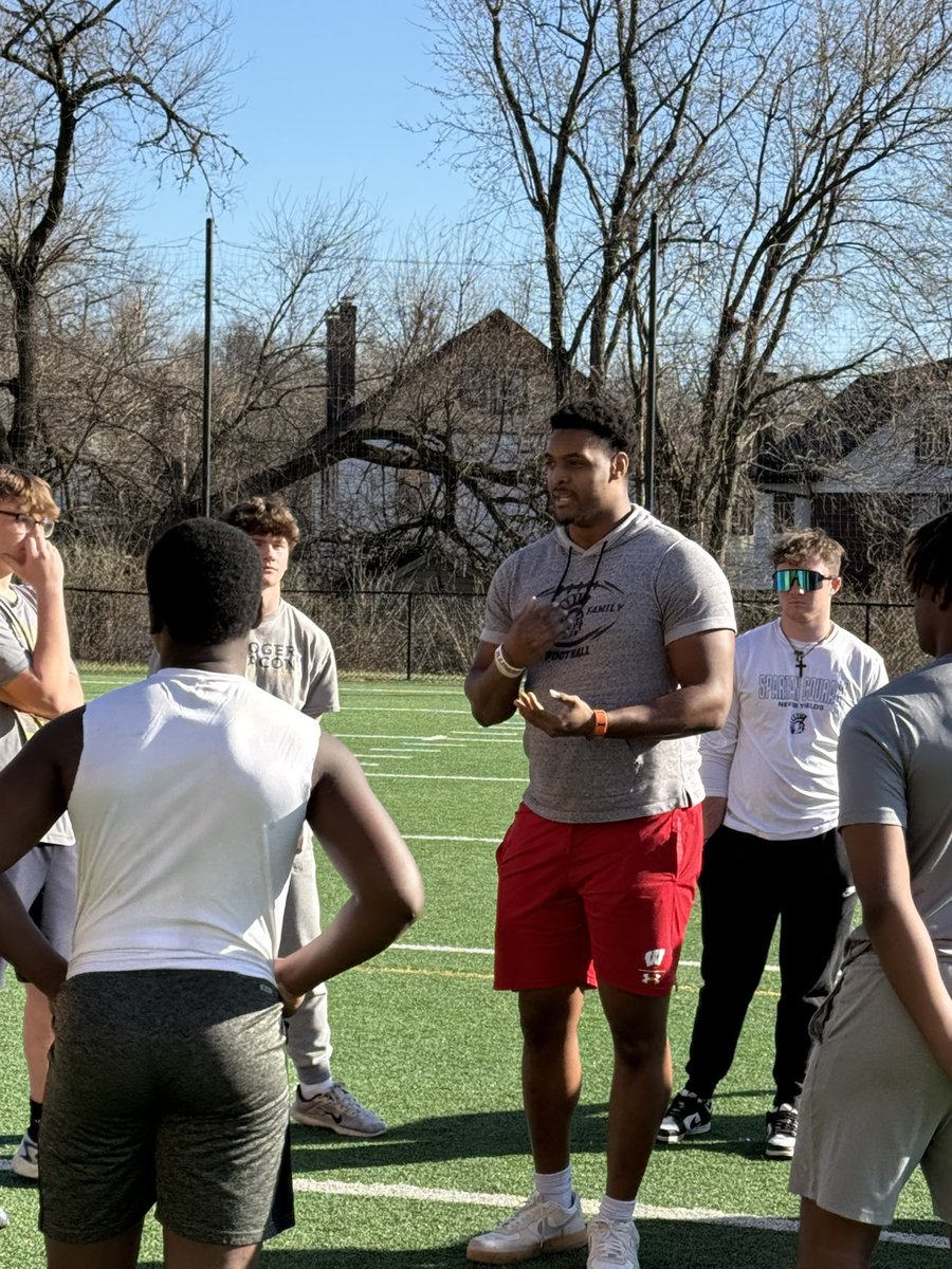 Roger Bacon Football (@rogerbaconfb) on Twitter photo Always great to have former Spartans in the house. Especially when it’s the big guy <a href="/james_jr56/">James Thompson</a> Thanks for coming and talking to the team yesterday!
<a href="/IlliniFootball/">Illinois Football</a> Always great to have former Spartans in the house. Especially when it’s the big guy <a href="/james_jr56/">James Thompson</a> Thanks for coming and talking to the team yesterday!
<a href="/IlliniFootball/">Illinois Football</a>