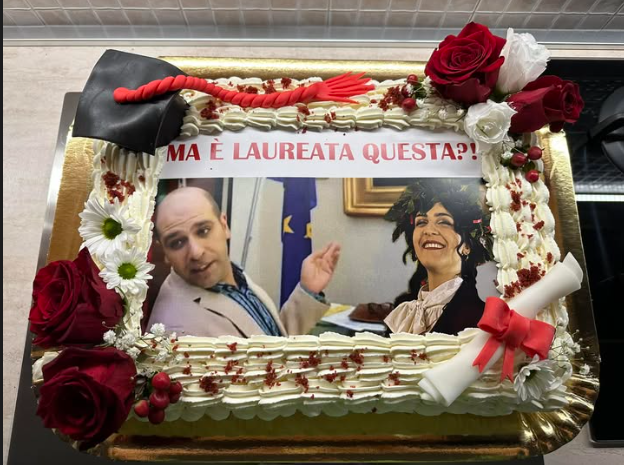 frenchigg's tweet photo. La torta di laurea perfetta non esis... https://t.co/8HzQc8ADLZ