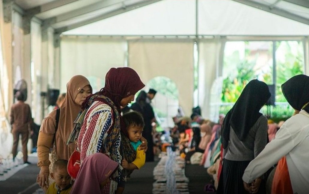 The Sheikh Zayed Grand Mosque in Solo symbolizes compassion by providing 12,000 meals daily for those fasting during Ramadan. In partnership with 'Zayed Humanitarian,' this effort nourishes both body and spirit, highlighting the importance of community and kindness🤍🤍