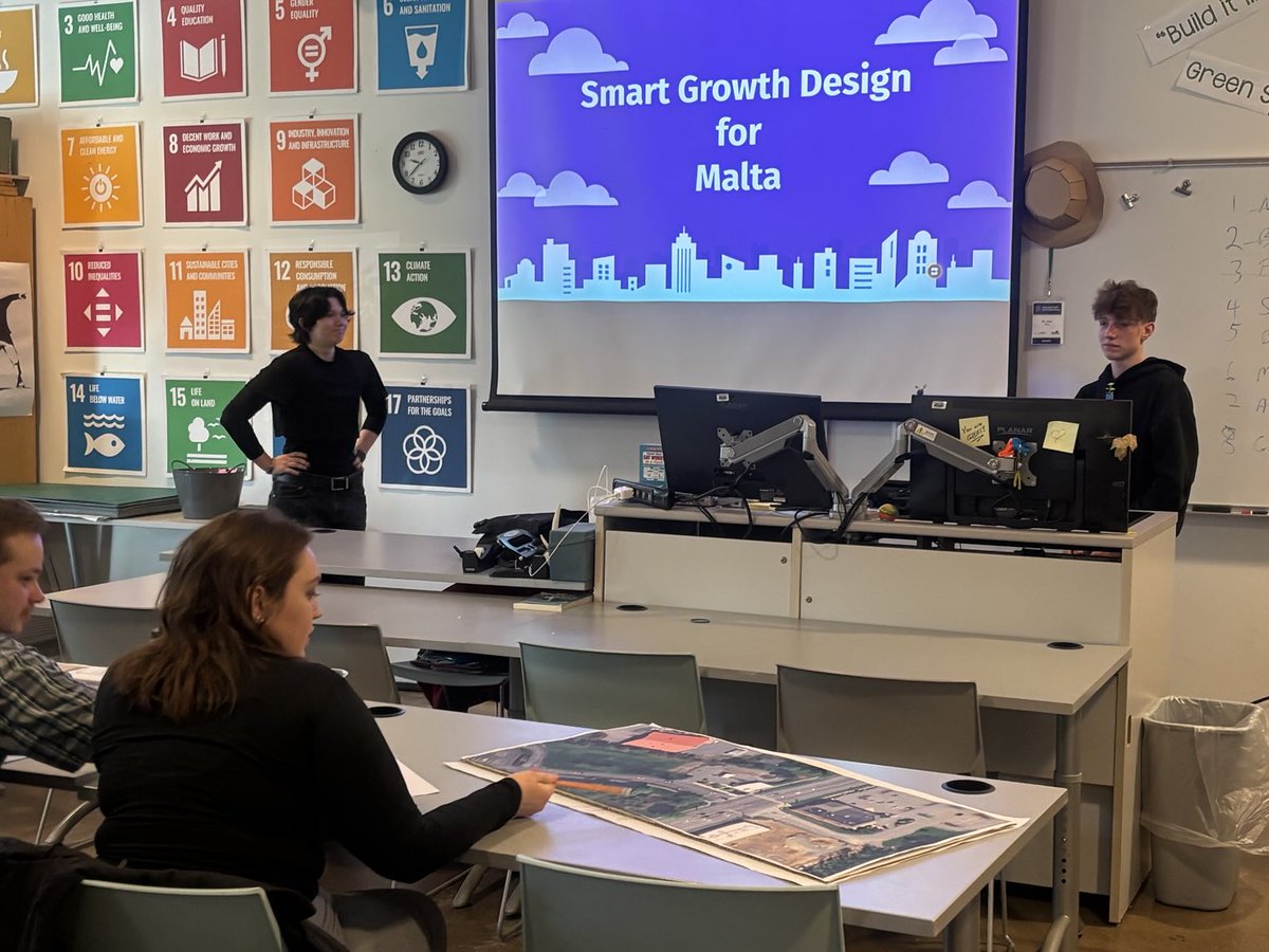 CleanTechECHS's tweet image. Students @JuniorECHS @PTECHNETWORK present Smart Growth to planners from @townofmalta @StillwaterCSD @CorinthHS @BSCSD