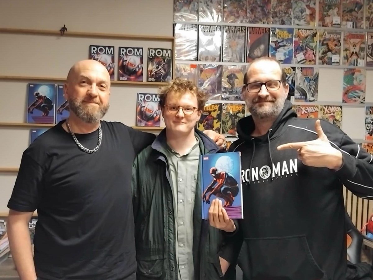 paninicomicsfra's tweet photo. Faites comme Émile et allez aux dédicaces de David Messina pour rencontrer le dessinateur d'Ultimate Spider-Man et de la couverture variante d'ULTIMATE UNIVERSE 3 ! Il vous reste encore deux occasions ce soir et demain !

Bravo à @C_S_Assemble et @UniversComics pour l'orga de cette tournée.
