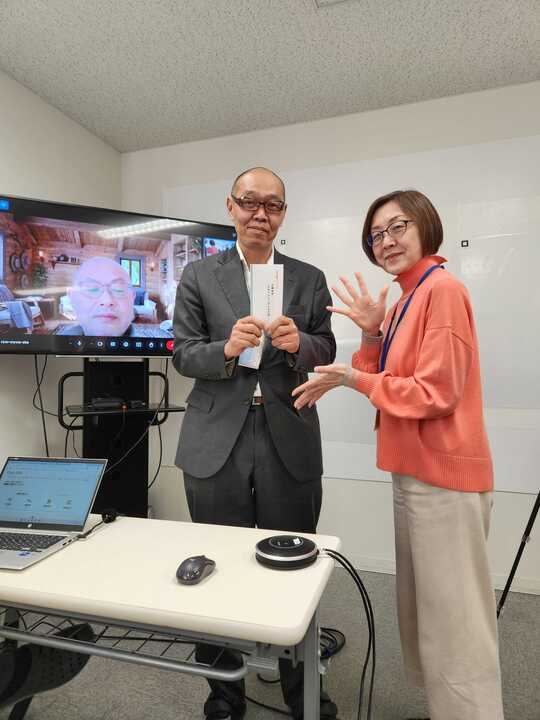 lifyjp's tweet photo. 毎月気がついたら全体会議の日になってる・・はやっ!とみんな感じてるらしいです。ということでこちらは先月の全体会議の模様。ライフィが大切にしている月に一度の日。 各チームの成果や課題などが話し合われます。先月はお誕生日のメンバーが３人。会社からお祝いが贈られました🎂#三田 #理念経営 https://t.co/bhK0gcJa8E