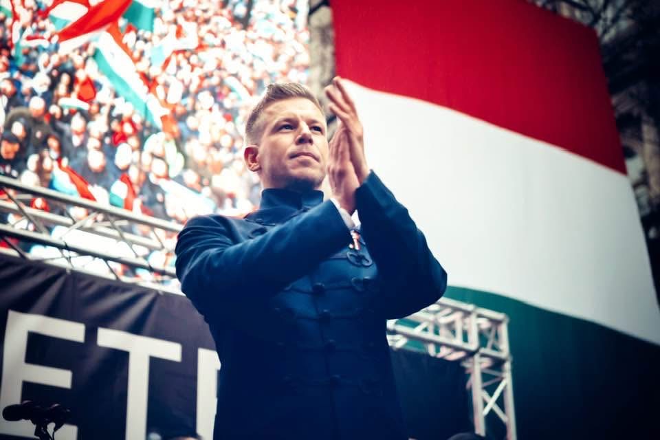 magyarpeterMP's tweet photo. Alakul a Fidesz - Mi Hazánk koalíció. Összenő, ami eddig is összetartozott. 

Toroczkai László tegnap az ATV-ben megkapta azt az egyszerű kérdést, hogy koalícióra lépnének-e a Fidesszel. Természetesen nem mondott nemet. 

Orbán Viktor, látva, hogy elvesztette a magyarok többségének a bizalmát, a gyűlöletkeltés és a megosztás mellett látványosan udvarolni kezdett a Mi Hazánk politikusainak. Szerinte a Fideszen kívül csak a Mi Hazánk békepárti (értsd orosz párti), a senki által nem támadott készpénzhasználati jogot is közösen védenék meg.

A Fidesznél azt is látják, hogy még a DK is jól jöhet a régi hatalmi elit pozícióinak az átmentéséhez. Nem véletlenül nevezik a Fidesz politikusai Gyurcsány Ferencet a magyar politika állócsillagának a Hírtv-ben. És persze az sem véletlen, hogy milliárdokkal emelik a szatellit pártok állami támogatását. 

Van egy rossz hírem Orbán Viktornak: minden ármánykodás, csalás és gumicsont kevés lesz. A magyar nemzet többs��ge békésen és határozottan lezárja az Orbán-Gyurcsány korszakot és szatellit pártostúl, propagandástúl a történelem szemétdombjára küldi és új korszakot nyit hazánk történelmében.