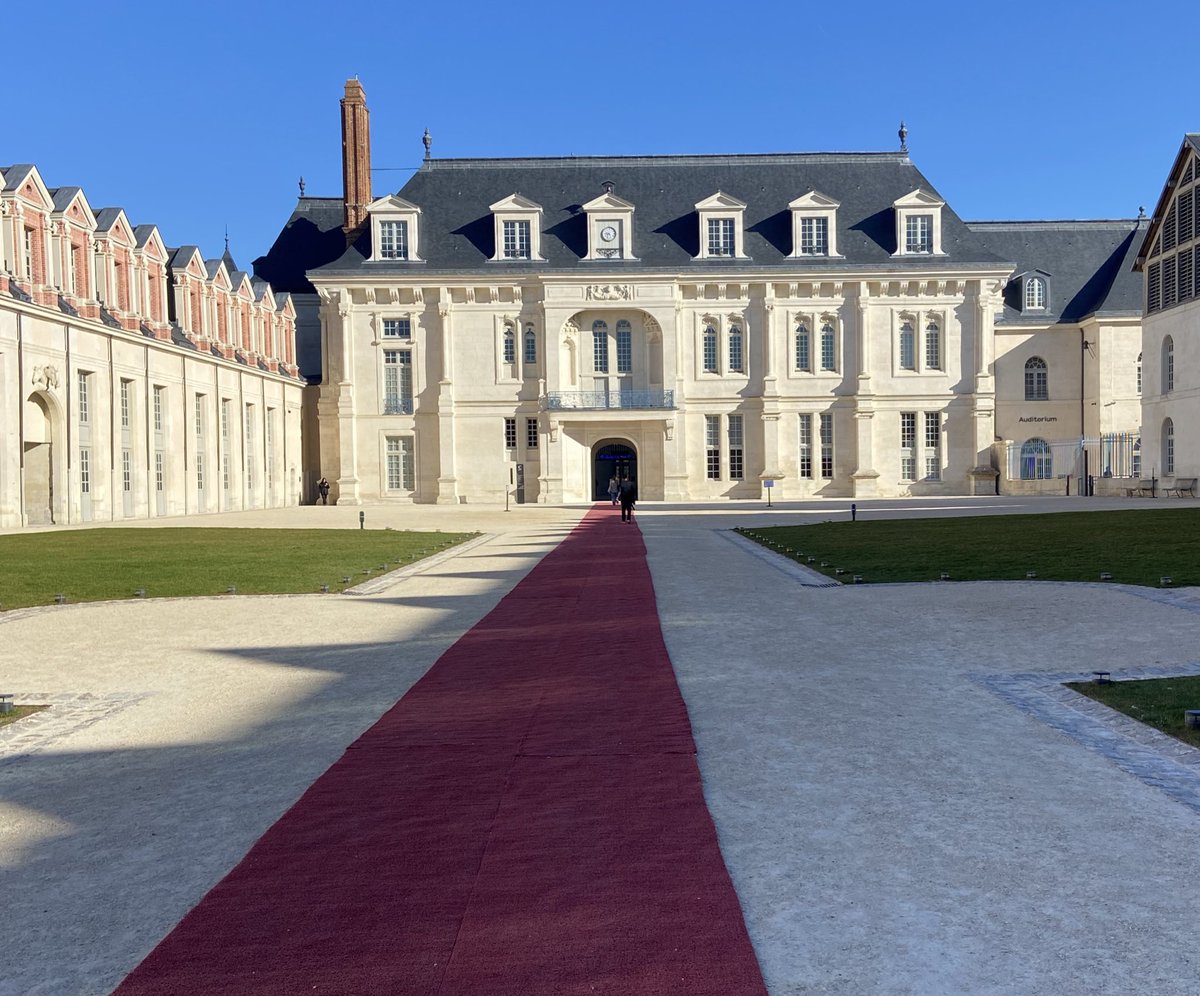 On the red carpet on my way to attend the Assembly of Members of the Alliance for Language Technology #ALTEDIC and the kick off of the LLMs4EU project: towards preserving our cultural and language diversity and giving european citizens open and ethical #languagetechnologies