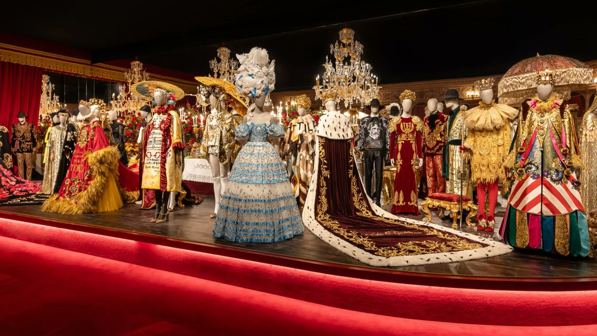 Mélie Jouassin (@jouassin_melie) on Twitter photo L'expo "Dolce & Gabbana, du ❤️ à la 🫴" au <a href="/GrandPalaisRmn/">Le Grand Palais</a> est, sans conteste une des plus réussies de ces dernières années mais...l'affluence et l'encombrement des salles gâchent totalement le plaisir ! Inutile d'espérer entrer sans résa (complète jusqu'à la fin de l'expo). L'expo "Dolce & Gabbana, du ❤️ à la 🫴" au <a href="/GrandPalaisRmn/">Le Grand Palais</a> est, sans conteste une des plus réussies de ces dernières années mais...l'affluence et l'encombrement des salles gâchent totalement le plaisir ! Inutile d'espérer entrer sans résa (complète jusqu'à la fin de l'expo).