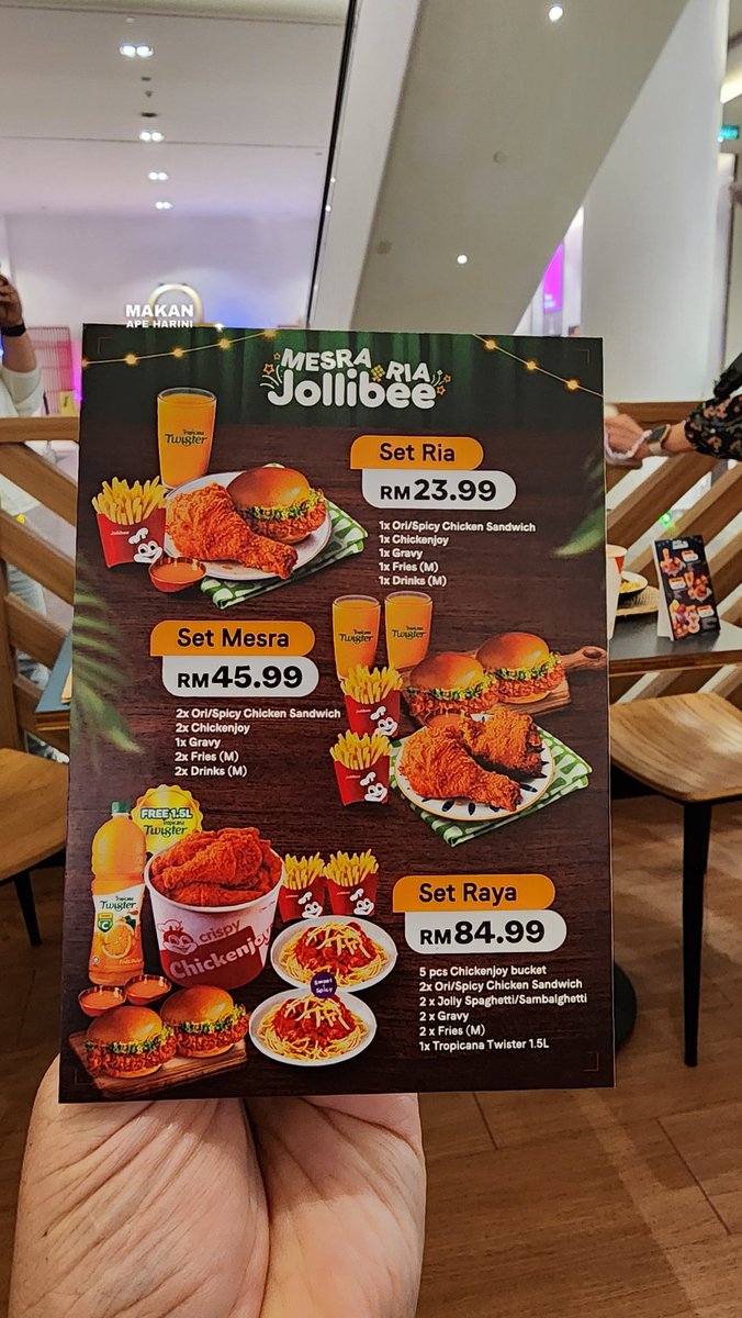 Makanapeharini's tweet image. Kita orang buka puasa kat Jollibee dengan set Raya, 3 orang habiskan 5 ketul fried chicken, 2 burger, 2 spaghetti, 2 fries. 

Dahlah dapat FREE 1.5L Tropicana Twister, memang best!

#Jollibee 
#JollibeeMY 
#NakMesraRiaConfirmlahJollibee