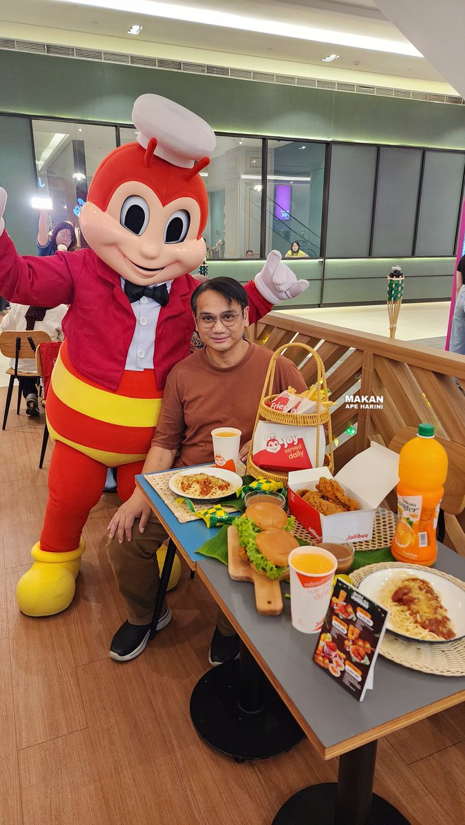 Makanapeharini's tweet image. Kita orang buka puasa kat Jollibee dengan set Raya, 3 orang habiskan 5 ketul fried chicken, 2 burger, 2 spaghetti, 2 fries. 

Dahlah dapat FREE 1.5L Tropicana Twister, memang best!

#Jollibee 
#JollibeeMY 
#NakMesraRiaConfirmlahJollibee