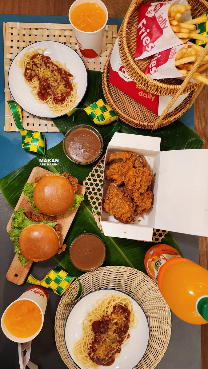 Makanapeharini's tweet image. Kita orang buka puasa kat Jollibee dengan set Raya, 3 orang habiskan 5 ketul fried chicken, 2 burger, 2 spaghetti, 2 fries. 

Dahlah dapat FREE 1.5L Tropicana Twister, memang best!

#Jollibee 
#JollibeeMY 
#NakMesraRiaConfirmlahJollibee