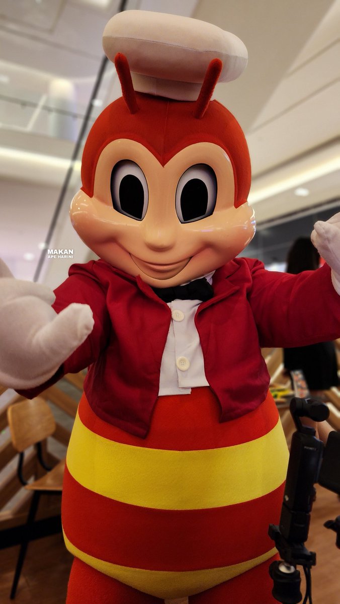 Makanapeharini's tweet image. Kita orang buka puasa kat Jollibee dengan set Raya, 3 orang habiskan 5 ketul fried chicken, 2 burger, 2 spaghetti, 2 fries. 

Dahlah dapat FREE 1.5L Tropicana Twister, memang best!

#Jollibee 
#JollibeeMY 
#NakMesraRiaConfirmlahJollibee