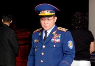 600 сая төг хулгайлаад ял авч генерал цолоо хураалгаад шоронд худгийн манаач хийж явсан энэ нөхөр "гавьяат" болчихсон ичихгүй зогсож байх юм.юу ч болоод байгаа юм бэ ээ бүү мэд😁😁😁