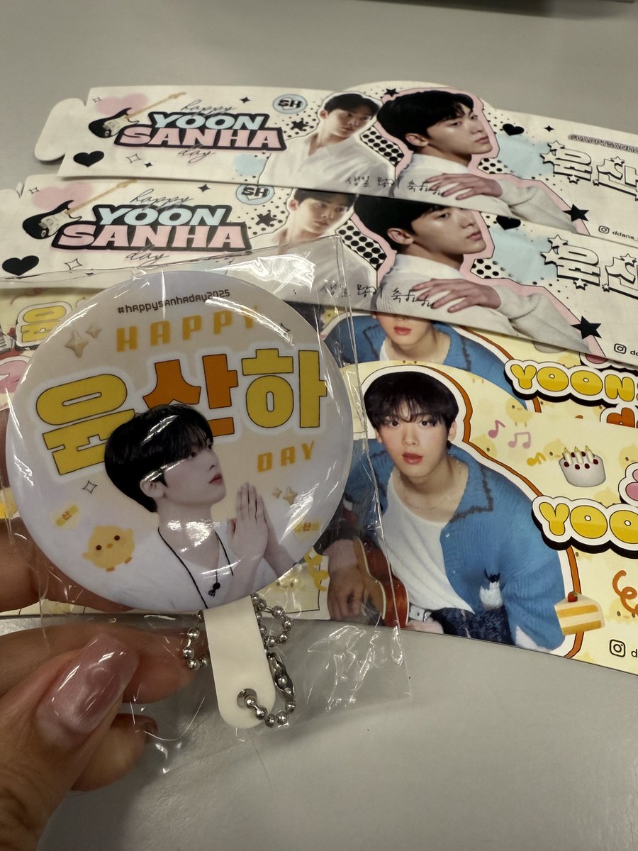 ได้มาแล้วค้าบบบ ตอนแรกกดสั่งสาขาศูนย์วัฒนธรรมไป น้องน่ารักมากโทรมาบอกว่ากระจกหมด มีที่สาขาพระราม 9 อันสุดท้าย เลยได้มา 🥰

#윤산하 #yoonsanha #HAPPYSANHADAY #HAPPYSANHADAY2025 #아스트로 #ASTRO