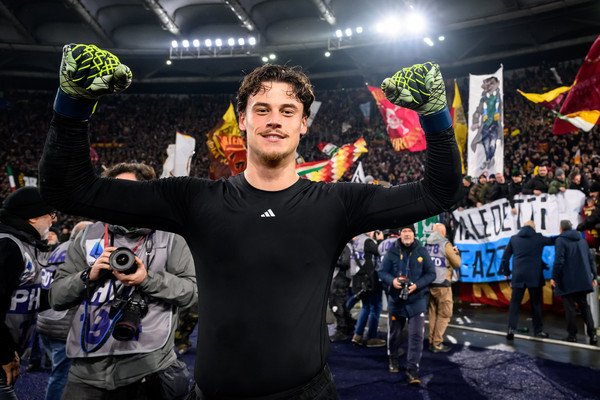 SoloRomaBuona's tweet photo. Mile #Svilar è un gran portiere e soprattutto un ragazzo che tiene molto alla nostra maglia....

Questo ragazzo DEVE essere il futuro dell'@OfficialASRoma!

@friedkingroup RINNOVATELO!!

E chi non RETWITTA il post è Robin #OLSEN 😂
#ASRoma 🟡🔴 https://t.co/FuW5hhMLK7