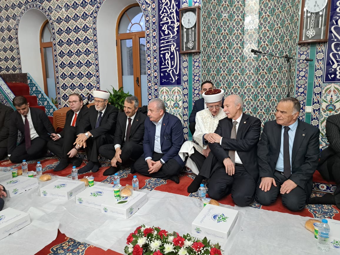 İskeçe/Şahin'de eski TBMM Başkanımız Sn. Mustafa Şentop, Edirne Valimiz Sn. Yunus Sezer, Edirne Milletvekilimiz Sn. Fatma Aksal, Trakya Üniversitesi Rektörümüz Sn. Mustafa Hatiplerin misafir olduğu iftara katıldık.