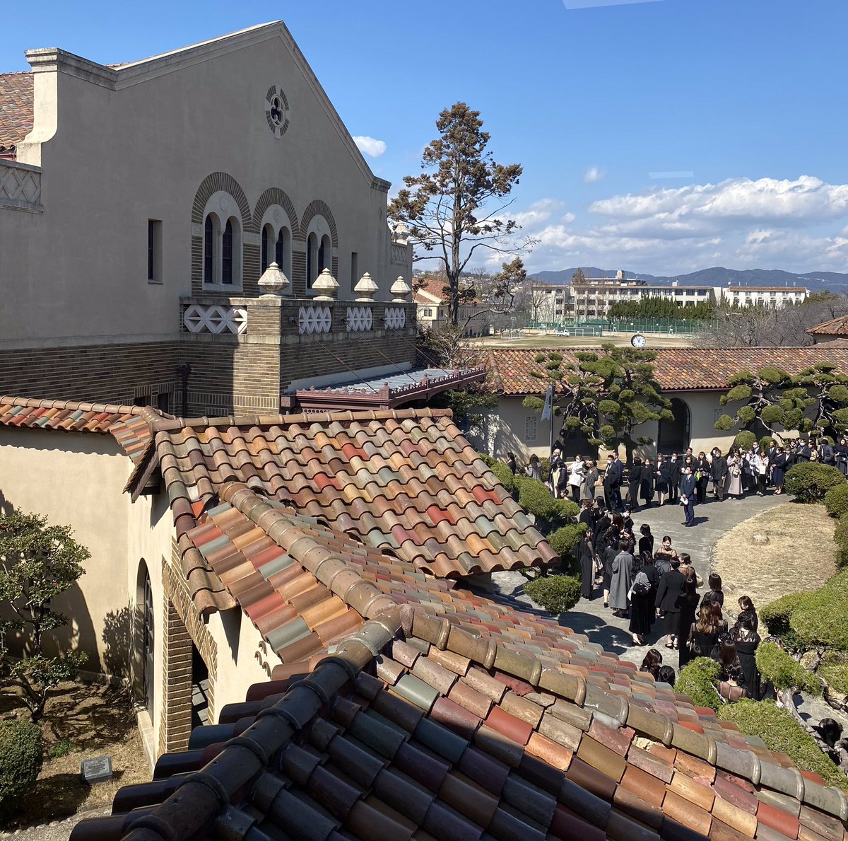 english_kc1948's tweet image. 3/18(火)、神戸女学院大学卒業式👏英文学科は89名が巣立って行きました💐ここで過ごした日々を糧にしっかり羽ばたいてください🕊ご卒業おめでとうございます🎉
#神戸女学院大学英文学科  #KobeCollegeDepartmentofEnglish #卒業式 #graduation #卒業おめでとう