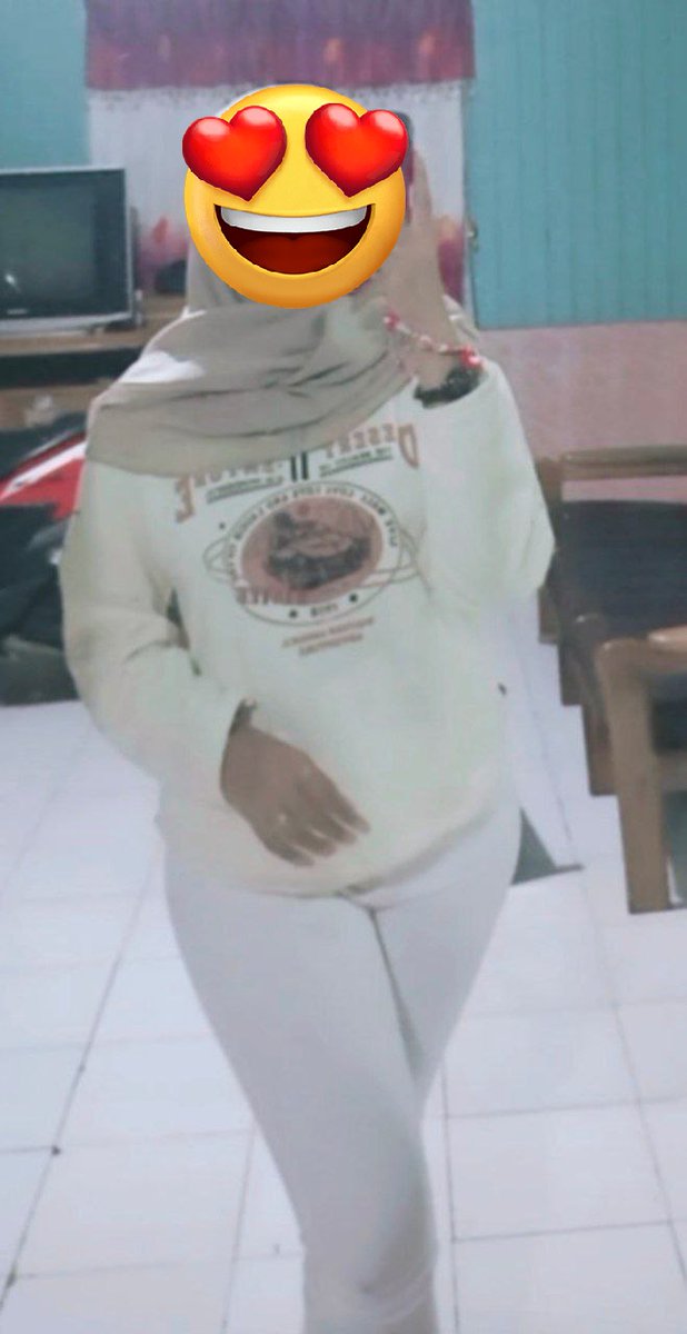 CringCring97674's tweet photo. Semok bangettt pegawai satu ini #semok #bohay #hott #sexy #ketat #virall https://t.co/Y5jcT8FNLj