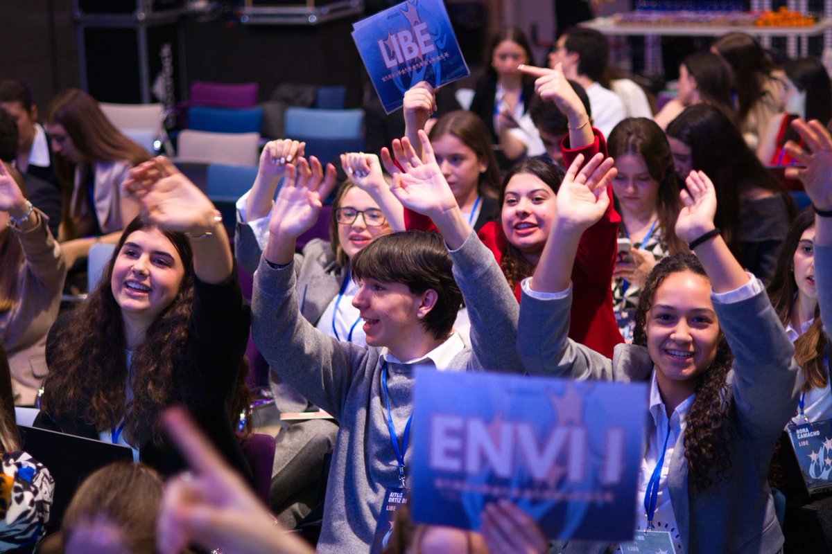📢 Esta semana, la <a href="/uc3m/">UC3M</a> acoge la sesión Regional del European Youth Parliament Spain, coorganizada por <a href="/MACIES_UC3M/">MACIES 🇪🇺</a>. Este evento reúne a jóvenes de instituto comprometidos con el #debate y la #negociación en el marco de la #UE

🇪🇺 Comités, #debates y toma de decisiones en acción