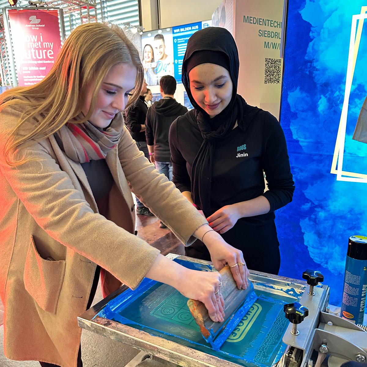 ROOS_GmbH's tweet photo. Vielen Dank für Ihren Besuch bei fitforJOB! 2025. Es war ein großartiger Tag und ein voller Erfolg! Ein besonderer Dank geht an den @vdmb_print  🚀#fitforjob #vdmb #teammedien #roosgmbh #siebdruck https://t.co/nxq1TTahCz