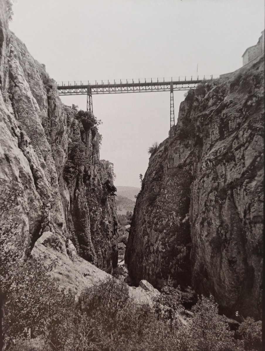 Puente de Hierro desde el cauce del río Alberco en Ortigosa de Cameros, circa 1910. Fotografía de Alberto Muro.
Tiene una longitud total de 51,43 metros y se diseñó para al paso de caballerías y peatones.
Está formado por tres luces de tramo recto desiguales.