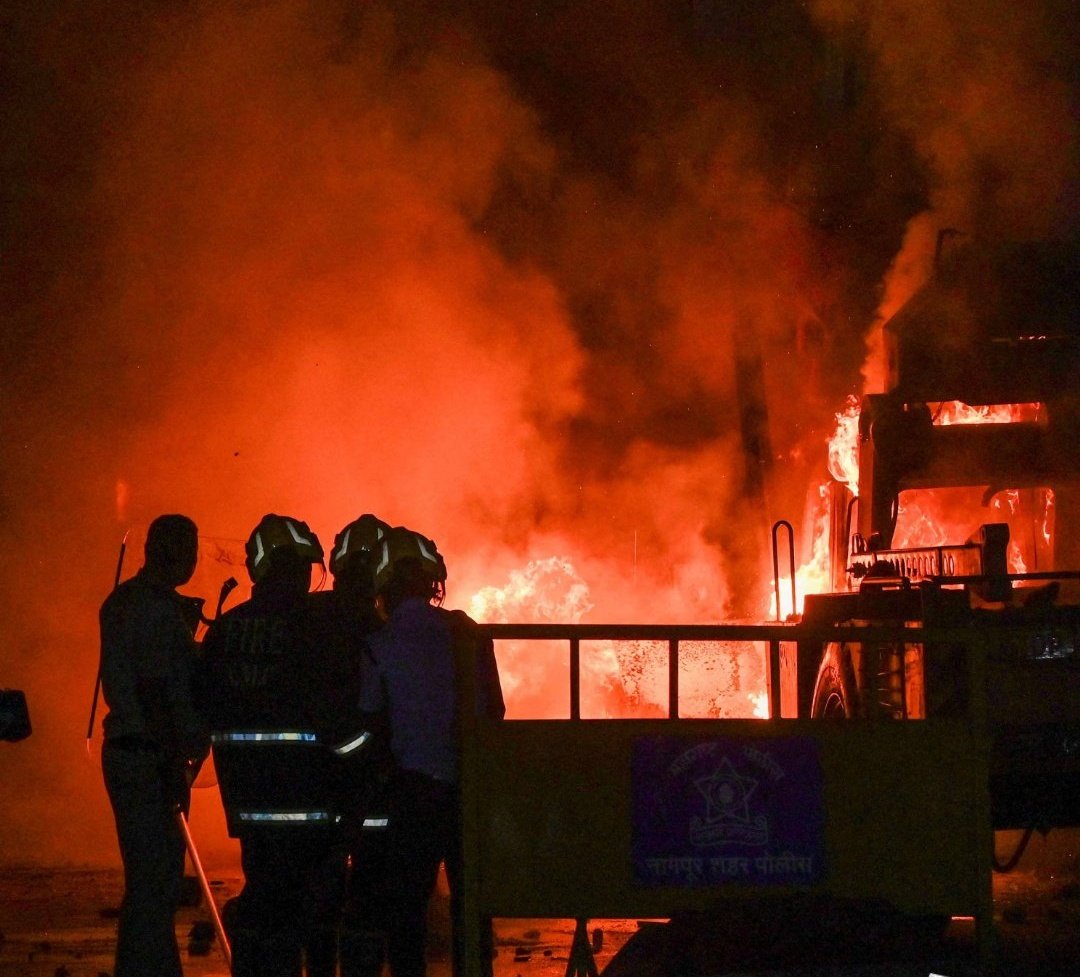 कोई अपने ही घरों में यूं आग नहीं लगाता,
हां अगर गद्दार है तो जरा भी नहीं कतराता..

सभी का खून शामिल है यहां की मिट्टी में,
तो कभी साबित करके क्यों नहीं दिखाता?

- रौशन सिन्हा