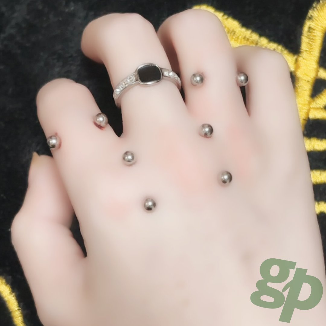 greenpiercing's tweet photo. https://t.co/D6bkJHyOzL
【フォトGP No.05200】EMMAさんの手のボディピアス
#グリーンピアッシング #フォトGP #ボディピアス #ナックル #フィンガー #サーフェイス #ナックルピアス #greenpiercing #bodypierce #bodypiercing #handpiercings #knucklepiercing #fingerpiercing #surfacepiercing https://t.co/R2CsXr0JBa