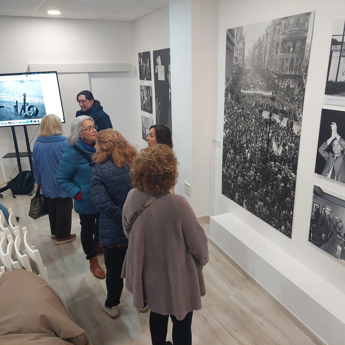 La inauguración de la exposición 'Valió la Pena', en la Casa del Pueblo del <a href="/PSOETOMARES/">PSOE DE TOMARES</a>, hizo honor a su nombre. 
Magníficos <a href="/manolopezzi/">Manuel Pezzi</a> y <a href="/PabloJulia/">Pablo Juliá</a>, que nos llenaron de energía con su memoria gráfica y sentimental
Recuerden: hasta el 31 de marzo, de 10 a 13 y de 17 a 20h 🌹