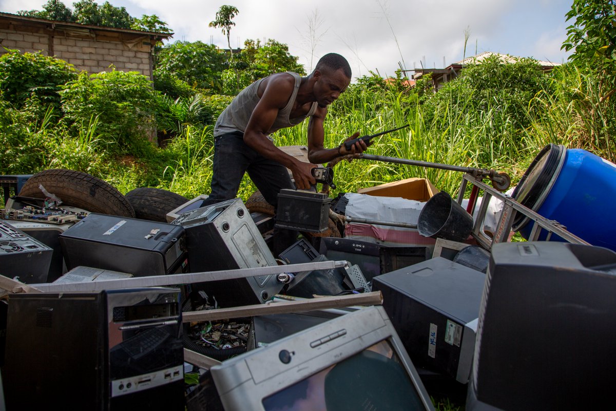 Fonds français pour l'environnement mondial (FFEM) (@ffem_fr) on Twitter photo ♻️ #JourneeMondialeDuRecyclage donnons une seconde vie aux D3E au Cameroun ! 🇨🇲
Avec #WEEECAM, le <a href="/FFEM_fr/">Fonds français pour l'environnement mondial (FFEM)</a> structure une filière durable pour recycler ces déchets dangereux ⚠️et réduire la pollution
🔗 En savoir + : bit.ly/4iRH1U6
#Recyclage #DéchetsÉlectroniques ♻️ #JourneeMondialeDuRecyclage donnons une seconde vie aux D3E au Cameroun ! 🇨🇲
Avec #WEEECAM, le <a href="/FFEM_fr/">Fonds français pour l'environnement mondial (FFEM)</a> structure une filière durable pour recycler ces déchets dangereux ⚠️et réduire la pollution
🔗 En savoir + : bit.ly/4iRH1U6
#Recyclage #DéchetsÉlectroniques