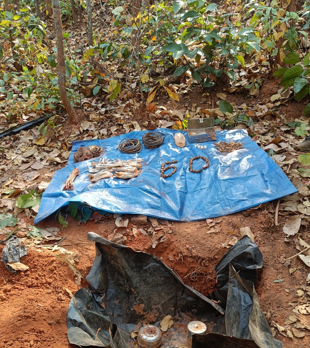 Jharkhand Police (@jharkhandpolice) on Twitter photo चाईबासा में उग्रवादी संगठन भाकपा (माओवादी) के खिलाफ सुरक्षा बलों को मिली सफलता
<a href="/ChaibasaPolice/">Chaibasa Police</a>, झारखंड जगुआर एवं सी०आर०पी०एफ० का संयुक्त अभियान
केन आई०ई०डी०-02 नग (प्रत्येक लगभग 04 किलोग्राम), कॉर्डेक्स वायर-20 मीटर, इलेक्ट्रिक स्विच-50 नग, (1/2) चाईबासा में उग्रवादी संगठन भाकपा (माओवादी) के खिलाफ सुरक्षा बलों को मिली सफलता
<a href="/ChaibasaPolice/">Chaibasa Police</a>, झारखंड जगुआर एवं सी०आर०पी०एफ० का संयुक्त अभियान
केन आई०ई०डी०-02 नग (प्रत्येक लगभग 04 किलोग्राम), कॉर्डेक्स वायर-20 मीटर, इलेक्ट्रिक स्विच-50 नग, (1/2)