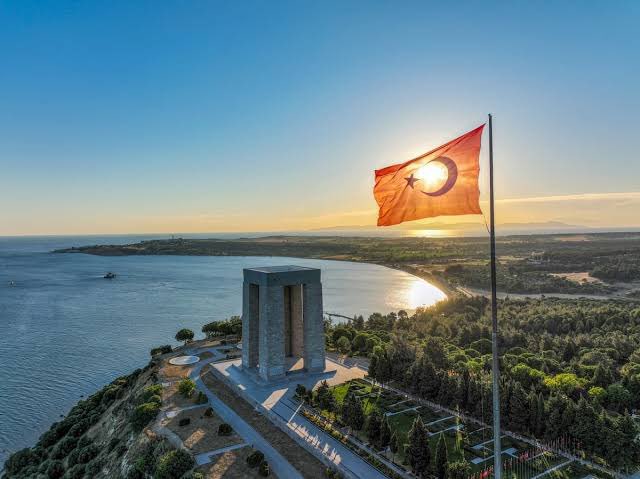 Hasan BAŞARAN (@hasanbasaran07) on Twitter photo Dur yolcu! Bilmeden gelip bastığın
Bu toprak, bir devrin battığı yerdir.
Eğil de kulak ver, bu sessiz yığın
Bir vatan kalbinin attığı yerdir.
Bu ıssız, gölgesiz yolun sonunda
Gördüğün bu tümsek Anadolu'nda,
İstiklal uğrunda, namus yolunda
Can veren Mehmed’in yattığı yerdir. Dur yolcu! Bilmeden gelip bastığın
Bu toprak, bir devrin battığı yerdir.
Eğil de kulak ver, bu sessiz yığın
Bir vatan kalbinin attığı yerdir.
Bu ıssız, gölgesiz yolun sonunda
Gördüğün bu tümsek Anadolu'nda,
İstiklal uğrunda, namus yolunda
Can veren Mehmed’in yattığı yerdir.
