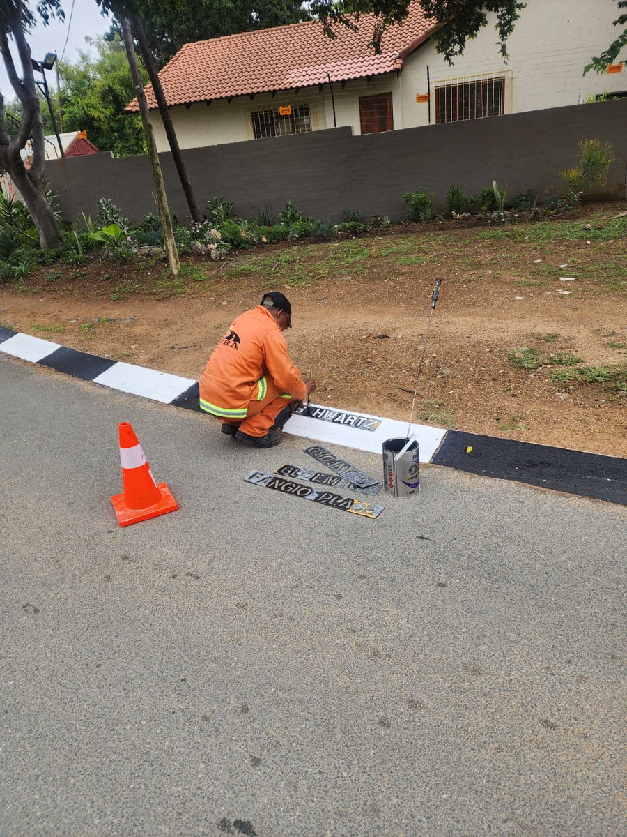 MyJRA's tweet photo. @CityofJoburgZA @CRUMRegionA @CRUM_CoJ @_ArriveAlive @GPDRT_ @CleanerJoburg @Bertha23206554 @JDA_joburg @MMCKennyKunene @DadaMorero #JoburgServices #RegionalOperations
Ensuring street names are clear and visible for pedestrians and motorists.
Team JRA painting street names on kerbs along Campbell Road and on Inchanga Road and Randa Road in Craigavon, Region A πΈ @CityofJoburgZA https://t.co/OLzZZWgR96